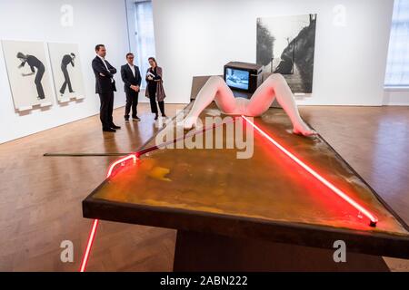 London, Großbritannien. 28 Nov, 2019. Arbeitet für die 1980 österreichischen Pavillon auf der 39. Biennale in Venedig, um Gerburtenbett, 1980 - die erste Ausstellung in der Galerie Thaddaeus Ropac London der Künstlerin Valie Export, ein Symbol der Internationalen feministischen und Neue Medien Kunst Galerie Thaddaeus Ropac Hosts getrennte zeigt durch zwei Künstler gleichzeitig. Credit: Guy Bell/Alamy leben Nachrichten Stockfoto