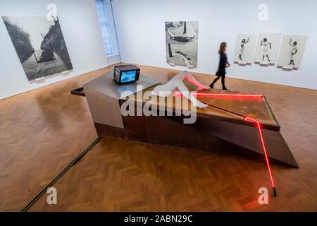 London, Großbritannien. 28 Nov, 2019. Arbeitet für die 1980 österreichischen Pavillon auf der 39. Biennale in Venedig, um Gerburtenbett, 1980 - die erste Ausstellung in der Galerie Thaddaeus Ropac London der Künstlerin Valie Export, ein Symbol der Internationalen feministischen und Neue Medien Kunst Galerie Thaddaeus Ropac Hosts getrennte zeigt durch zwei Künstler gleichzeitig. Credit: Guy Bell/Alamy leben Nachrichten Stockfoto