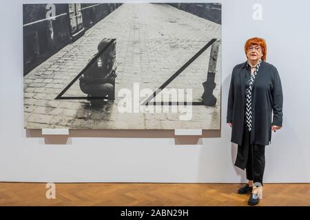 London, Großbritannien. 28 Nov, 2019. Valie Export mit Starre Identitat, 1972 - die erste Ausstellung in der Galerie Thaddaeus Ropac London der Künstlerin Valie Export, ein Symbol der Internationalen feministischen und Neue Medien Kunst Galerie Thaddaeus Ropac Hosts getrennte zeigt durch zwei Künstler gleichzeitig. Credit: Guy Bell/Alamy leben Nachrichten Stockfoto