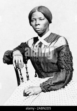 Jahrgang Porträt Foto von Harriet Tubman (c 1820 - 1913). In Sklaverei geboren, Tubman (Geburtsname Araminta Ross) entwischt und später geführten anderen Sklaven in die Freiheit über die U-Bahn vor der Arbeit als Krankenschwester, Spion und Scout für die Unionsarmee während des Amerikanischen Bürgerkriegs. Im späteren Leben Sie engagiert in humanitären Arbeit und gefördert, um die Ursache für das Frauenwahlrecht. Foto ca. 1868 von Benjamin F Powelson. Stockfoto