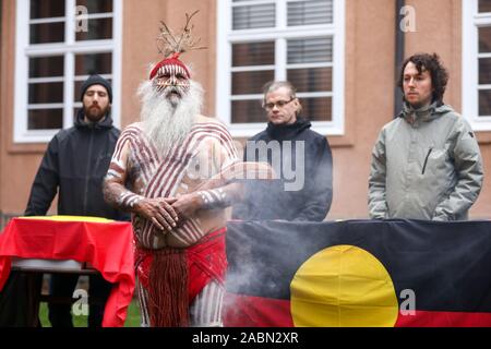 Leipzig, Deutschland. 28. Nov 2019. Große Sumner, Vertreter der Australischen Ngarrindejeri Gemeinschaft, führt eine rauchen Festakt im Innenhof des Grassi Museum anlässlich der Übergabe der Knochen, der Ureinwohner Australiens. Die sterblichen Überreste von 45 indigenen Australier aus der ethnographischen Bestände der Staatlichen Kunstsammlungen Dresden wurden auf dem australischen Botschafter übergeben. Die Knochen kamen in Sachsen zwischen 1880 und 1914 als Käufe und Spenden. Foto: Jan Woitas/dpa-Zentra Quelle: dpa Picture alliance/Alamy leben Nachrichten Stockfoto