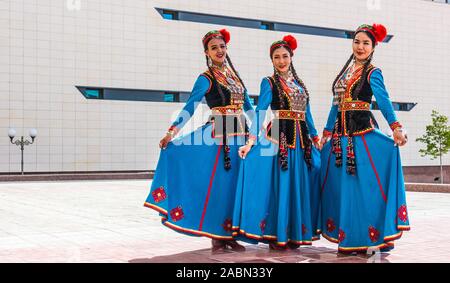 Hauptstadt-territorium, Usbekistan - Mai 6, 2019: Drei traditionell Volkstänzer in Hauptstadt-territorium, Usbekistan gekleidet Stockfoto