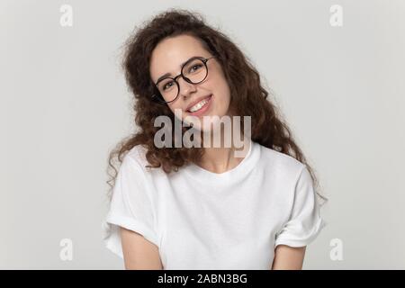 Portrait von niedlichen tausendjährigen Mädchen in Gläsern posing Stockfoto