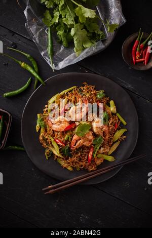 Rühren gebratene Nudeln mit Garnelen und Gemüse. Stockfoto