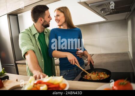 Junges Paar bereitet Mahlzeiten in Ihrer Küche. Stockfoto