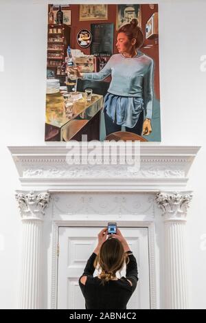 London, Großbritannien. 28. Nov 2019. Die Schönsten Barkeeper der Welt, 2019 - die erste Ausstellung in der Galerie Thaddaeus Ropac London der Polnischen Künstler Marcin Maciejowski. Galerie Thaddaeus Ropac Hosts getrennte zeigt durch zwei Künstler gleichzeitig. Credit: Guy Bell/Alamy leben Nachrichten Stockfoto