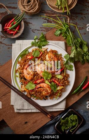 Rühren gebratene Nudeln mit Garnelen und Gemüse. Stockfoto