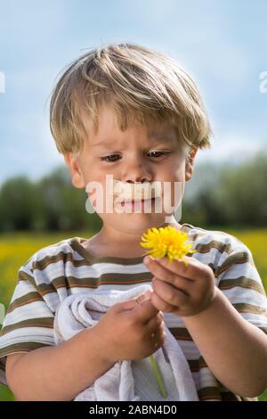 Kleiner Junge mit einem unter seiner Nase peg Stockfoto