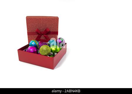 Geschenkboxen in Rot mit Weihnachten Kugeln in rot silber gold Blau und andere Farben auf weißem Hintergrund Stockfoto