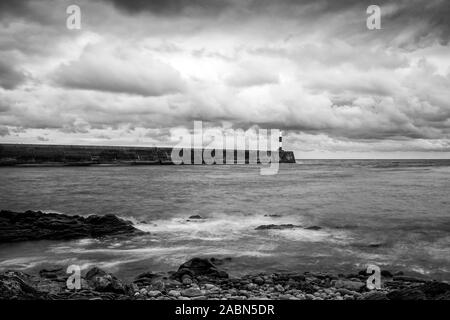 Die steinernen Steg mit Leuchtfeuer in Schwarz & Weiß, Aberystwyth Ceredigion Wales UK Stockfoto