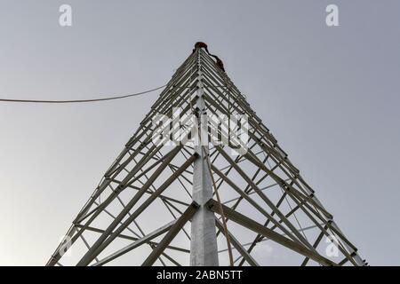 (191128) -- TAXKORGAN, November 28, 2019 (Xinhua) - Techniker arbeiten an einer elektrischen Sendemast in Datong Gemeinde, Tadschikische Autonome Kreis Taxkorgan, Nordwesten Chinas Autonome Region Xinjiang Uygur, Nov. 24, 2019. Maryang Township und Datong Gemeinde sind im Pamir Plateau inmitten von hohen Bergen und tiefen Tälern, weit entfernt von der Kreisstadt entfernt. Für eine lange Zeit, das Gelände wird die langsame Entwicklung der Macht und andere Infrastruktur, die das größte Hindernis für die lokale Bekämpfung der Armut geworden. Auch die Photovoltaik Power Panels, die von der Regierung kann nur erfüllen Stockfoto