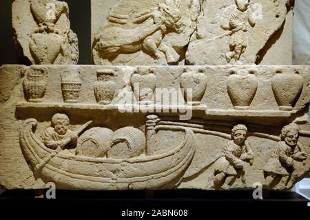 Mausoleum Bas-Relief der Römischen Boot oder Binnenschiff geladen mit Fässern (c 2-3 Rd) und Amphoren für Wein oder andere Güter, von Vaucluse, Frankreich Stockfoto