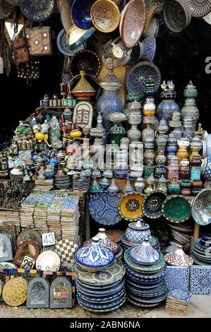 Marokkanische Keramik und Töpferwaren zum Verkauf am Marktstand in der Henna Souk Fez oder Fes Marokko Stockfoto