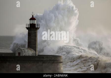 Meer Sturm in der Mündung des Flusses Douro mit Sonnenuntergang schönes Licht Stockfoto