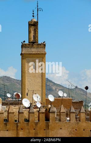 Minarett und Satellitenschüsseln auf den Dächern der Altstadt oder die Altstadt von Fez oder Fes Marokko Stockfoto