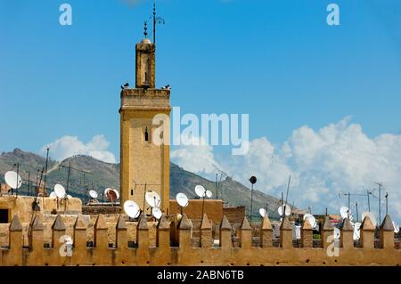 Minarett und Satellitenschüsseln auf den Dächern der Altstadt oder die Altstadt von Fez oder Fes Marokko Stockfoto