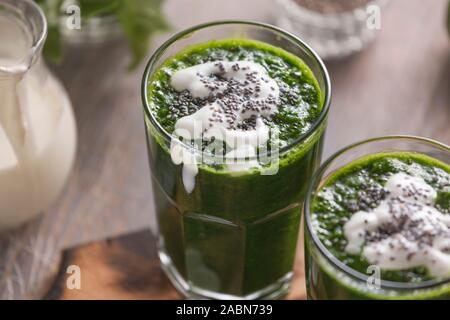 Pudding, detox Green smoothie Schüssel, Frühstück detox, Mandel Butter, Avocado smoothie Recipe, Samen, Samen Kokosnuss Kokosnuss Stockfoto