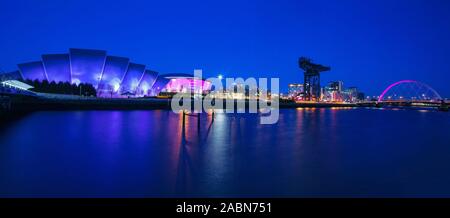 Blick auf kulturelle Symbole neben den Fluss Clyde in Glasgow, Schottland Stockfoto