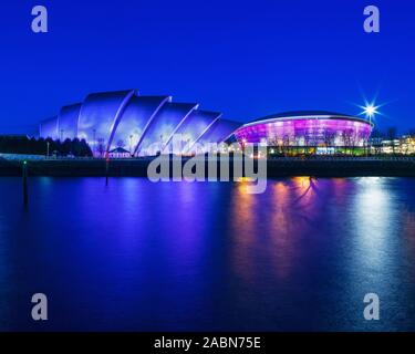 Blick auf kulturelle Symbole neben den Fluss Clyde in Glasgow, Schottland Stockfoto