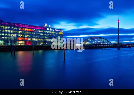 Blick auf kulturelle Symbole neben den Fluss Clyde in Glasgow, Schottland Stockfoto