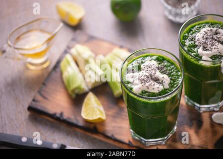Diät, Leber Entgiftung smoothie Recipe, Avocado, grüne Smoothie Smoothie, Blutorange, Grapefruit, Leber Stockfoto