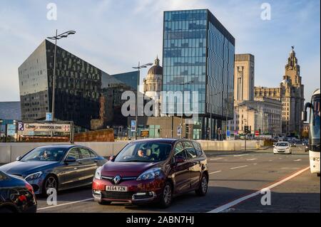 UK, Liverpool - November 10, 2019: Verkehr, der das moderne Büro Gebäude in der Umgebung des Canning Dock Sanierung mit der Leber Gebäude in t Stockfoto