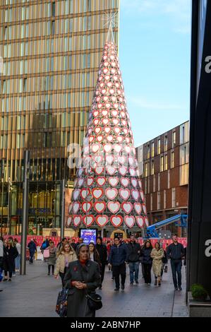 UK, Liverpool - November 10, 2019: großer Weihnachtsbaum in einem Liverpool Einkaufszentrum mit Käufern vorbei. Stockfoto