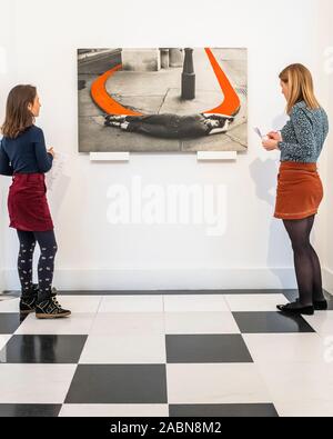London, Großbritannien. 28 Nov, 2019. Einkreisung, 1976 - die erste Ausstellung in der Galerie Thaddaeus Ropac London der Künstlerin Valie Export, ein Symbol der Internationalen feministischen und Neue Medien Kunst Galerie Thaddaeus Ropac Hosts getrennte zeigt durch zwei Künstler gleichzeitig. Credit: Guy Bell/Alamy leben Nachrichten Stockfoto