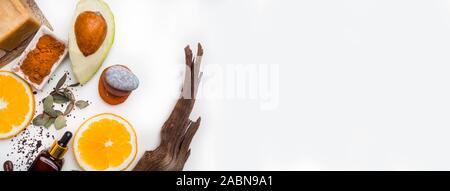 Self Care Produkten aus natürlichen Zutaten aus biologischem Anbau. Die moderne Medizin, Apotheke. Butters, Seife, Serum, schrubben, Orangenscheiben, Avocado, Steine für Stockfoto