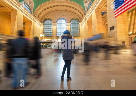 Frau ein Foto in der Lobby des Grand Central Station in New York. Stockfoto