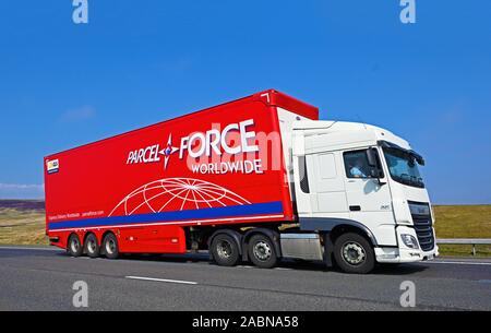 Parcelforce Worldwide HGV. Autobahn M6 Richtung Süden, Shap, Cumbria, England, Vereinigtes Königreich, Europa. Stockfoto