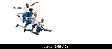 Hohen Flug. Junge kaukasier Sportler laufen und springen auf weißem Studiohintergrund. Konzept für Sport, Bewegung, Energie und Dynamik, gesunde Lebensweise. Ausbildung, üben. Flyer für Ihre Anzeige. Stockfoto