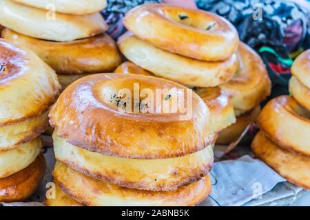 Tandir nicht oder lepeshka, traditionellen usbekischen Brot Siab Basar in Samarkand, Usbekistan verkauft Stockfoto