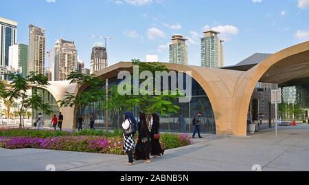 Doha, Katar - Nov 21. 2019. Außenlobby DECC U-Bahn-Station Stockfoto