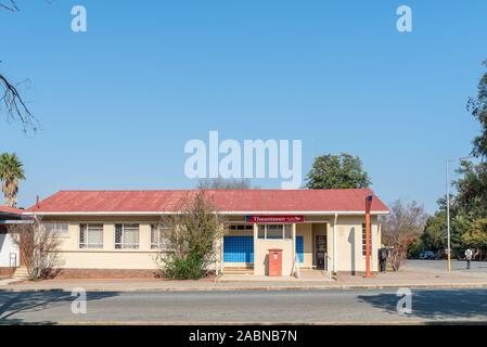 THEUNISSEN, SÜDAFRIKA - 24. MAI 2019: eine Straße, Szene, mit dem Postgebäude und einen öffentlichen Briefkasten, in Theunissen in der Provinz Stockfoto