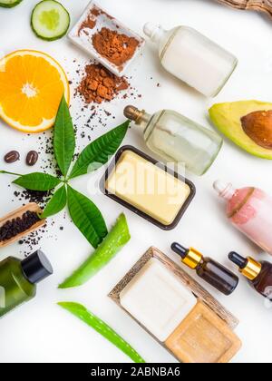Natürliche eco Skin Care Produkte, Ansicht von oben Zutaten. Kosmetische, Masken, Seife, Blatt, Aloe vera, Avocado, Serum, Hyaluronsäure. Gesichtsbehandlung Stockfoto