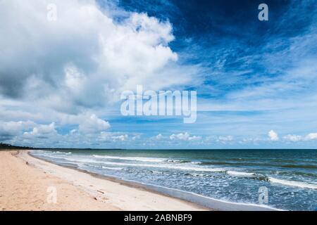 Eine einfache Atlantic Marine in Kololi Beach in Gambia. Stockfoto