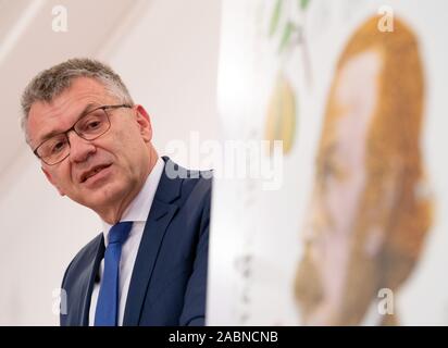 Neuruppin, Deutschland. 28 Nov, 2019. Werner Gatzer, Staatssekretär im Bundesministerium der Finanzen, präsentiert 200. Der Stempel "Geburtstag von Theodor Fontane" im Ratssaal. Der Stempel wird in Deutsche Post Verkaufsstellen zum 05.12.2019 und hat einen Wert von 155 Cent. Credit: Soeren Stache/dpa/Alamy leben Nachrichten Stockfoto