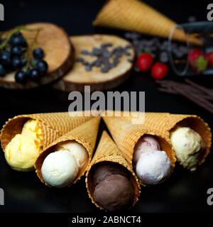 Verschiedene Arten von Eis in knusprige Waffeln Stockfoto