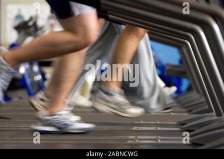 Detail der Unterschenkel an laufenden Maschinen in ein Fitnessstudio. Stockfoto