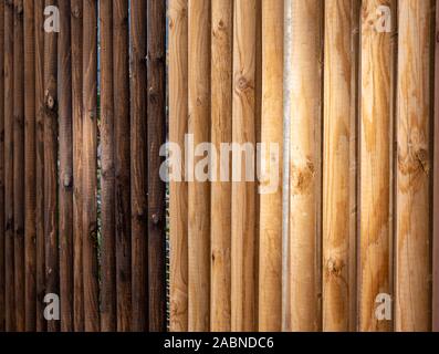 Alte und neue Zaun bemalt Stockfoto