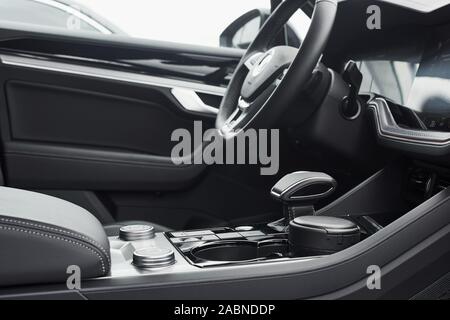 Innenraum eines renommierten modernen schwarzen Auto. Leder, bequeme Sitze und Zubehör und Lenkrad Stockfoto