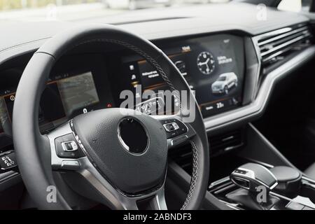 Innenraum eines renommierten modernen schwarzen Auto. Leder, bequeme Sitze und Zubehör und Lenkrad Stockfoto