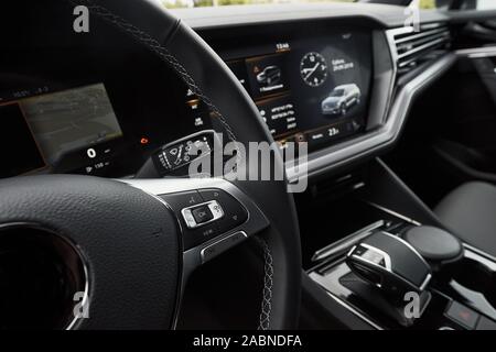 Innenraum eines renommierten modernen schwarzen Auto. Leder, bequeme Sitze und Zubehör und Lenkrad Stockfoto