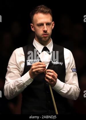 Judd Trump in Aktion gegen Anime Amiri am Tag drei der Betway UK Championship am York Barbican. Stockfoto