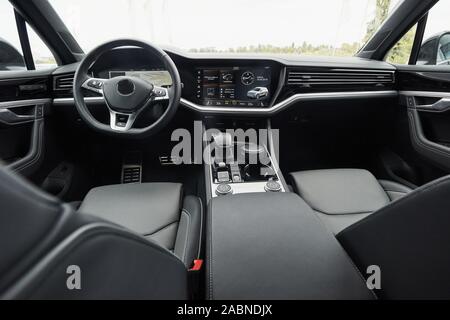 Innenraum eines renommierten modernen schwarzen Auto. Leder, bequeme Sitze und Zubehör und Lenkrad Stockfoto