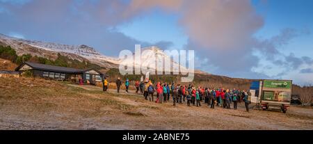 Menschen vor dem Klettern Mt Esja, Reykjavik, Island sammeln Stockfoto