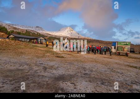 Menschen vor dem Klettern Mt Esja, Reykjavik, Island sammeln