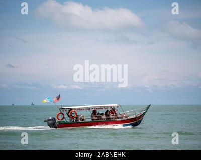 Penang, Malaysia - November 2019 - Boot Touristen auf Tour Batu Ferringhi Stockfoto