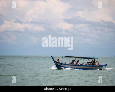 Penang, Malaysia - November 2019 - Boot Touristen auf Tour Batu Ferringhi Stockfoto